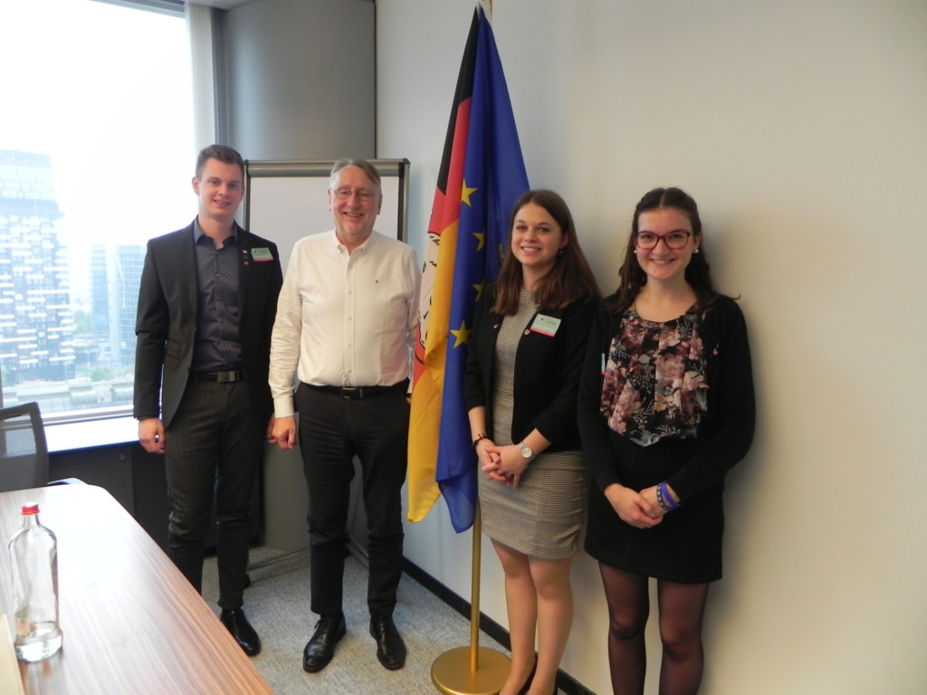 Bernd Lange mit Aktivist*innen von Pulse of Europe Niedersachsen in seinem Büro in Brüssel.