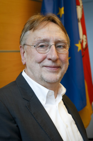 Bernd Lange vor Fahnen 2016