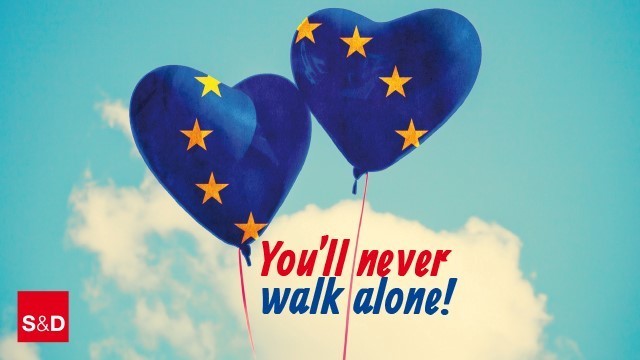 Zwei aufsteigende Luftballons in Europablau mit goldenen Sternen. Darunter der Schriftzug in Rot und Blau: You will never walk alone!